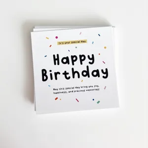 Set de tarjetas de felicitación de cumpleaños cuadradas con confeti colorido y cálidos deseos.