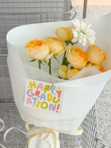 Detailansicht der bunten Grußkarte für die Abschlusszeit, ideal für Blumenstrauß-Verpackung.