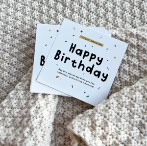 Vista detallada de tarjeta de felicitación de cumpleaños cuadrada con texto impreso.