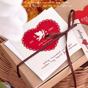 Nahaufnahme Detail der romantischen Valentinstag Herz Grußkarte mit rotem Engel Motiv.