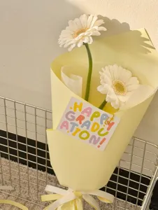 Detailaufnahme von Abschluss Blumenstrauß Verpackungskarte, bunte Buchstaben Grußkarte.
