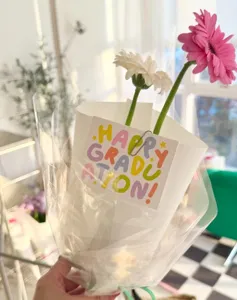 Graduierung Grußkarte Set mit bunten Morandi Buchstaben für festliche Verpackung.