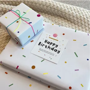 Tarjeta de felicitación de cumpleaños cuadrada con diseño de confeti colorido y papel de regalo.