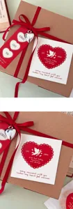 Valentinstag Geschenkkarten Set mit rotem Band und Herzanhänger für romantische Grüsse.
