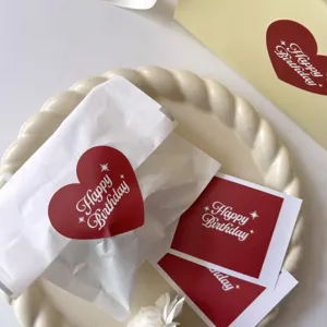 Autocollants cœur rouge joyeux anniversaire pour emballage cadeau et décoration fête.