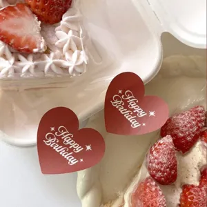 Autocollants de scellement en cœur rouge Happy Birthday pour emballage et décoration.