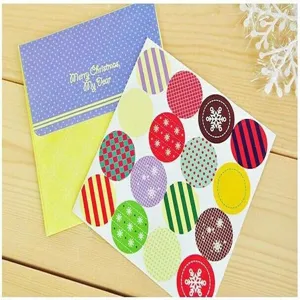 Koreaanse creatieve kerst wenskaart set met schattige ronde stickers en bedrukte enveloppen.