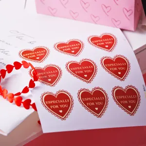 Primo piano dettaglio di fogli di adesivi rossi a forma di cuore per regali romantici.