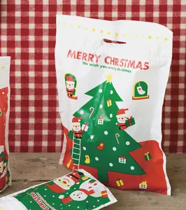 Große weihnachtliche Plastiktasche mit Weihnachtsmann und Tannenbaum für Feiern.