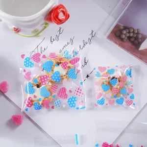 Gedetailleerd overzicht van doorzichtige geschenkzakjes met kleurrijke hartjes en leuke prints.