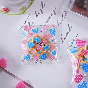 Transparante snoepzakjes met hartjes, heldere cellofaan cadeauverpakking voor koekjes.