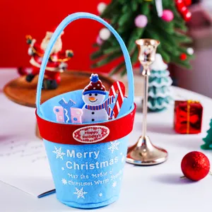 Blau-rote Weihnachts-Filztasche Detail mit süßem Schneemann für festliche Süßigkeiten.