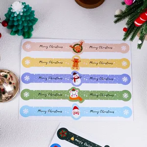 Detailaufnahme der Weihnachtssticker mit niedlichen Rentier- und Schneemann-Motiven.