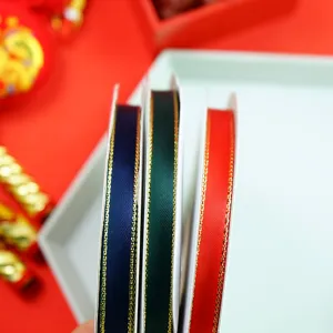 Dettaglio nastro con bordo dorato bifacciale 1cm, nastro di raso per confezioni regalo.