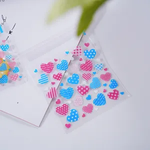 Gedetailleerd overzicht van doorzichtige zelfklevende cadeauzakjes met hartjes.