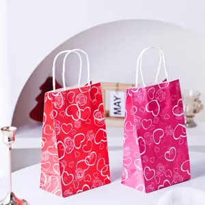 Valentinstag rot rosa Herz Rose Geschenktüte Detailansicht, romantische Tischpräsentation.