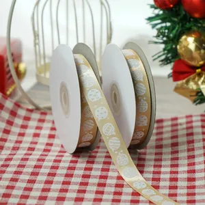 Ruban de Noël doré 1.5cm de large avec motifs boules blanches pour emballage cadeau et déco.