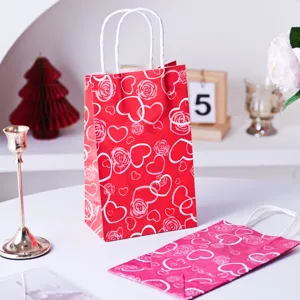 Valentinstag rot rosa Herz Rosen Papier Geschenktüte Szene Detailansicht Dekoration Stil