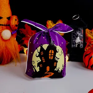 Détail en gros plan du sac cadeau violet d'Halloween avec motif de château effrayant.