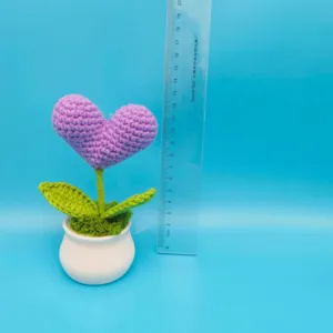 Handgemachte Häkel-lila Herz Topfpflanze mit weißem Topf, süße Heimdekoration Geschenk.
