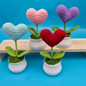 Handgemachte Häkel-Herz-Topfpflanze süße Strickblume Tischdeko Geschenk für Freunde.