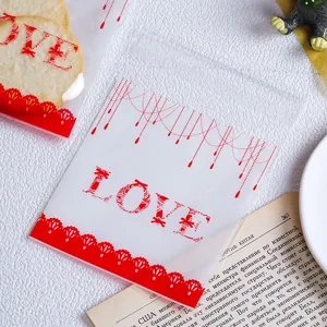 Detail des Keksverpackungsbeutels mit rotem Liebesdruck und klarem selbstklebenden Design.