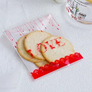 Transparente selbstklebende Keksbeutel mit rotem Love-Muster und Spitzenbordüre Backen.