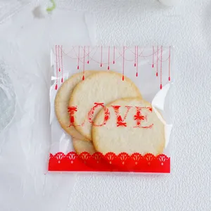 Romantisch Kunststoff Transparent Selbstklebend Lebensmittelverpackungsbeutel Rot Love Bedruckt Spitzenborte Keks Geschenkbeutel Für Bäckerei Valentinstag