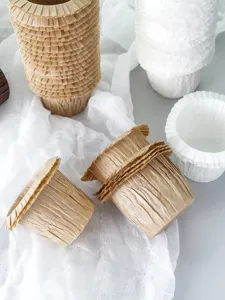 Detailansicht von Einweg-Backpapier-Cupcake-Förmchen, gerollte Rand-Muffinförmchen.