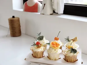 Nahaufnahme Detail von Einweg Backpapier Muffinförmchen und Cupcake Förmchen mit Rand.