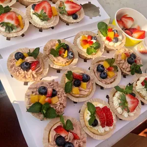 Hochwertige Papierbackförmchen für Muffins und Cupcakes, perfekt für selbstgebackene Leckereien.