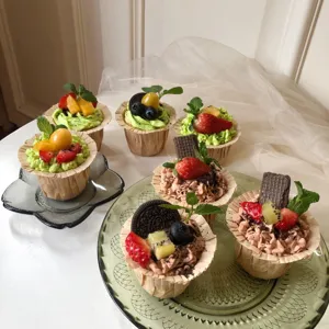 Einweg Muffin Papierbackförmchen mit gerolltem Rand, ideal für Cupcakes und leckeres Gebäck.