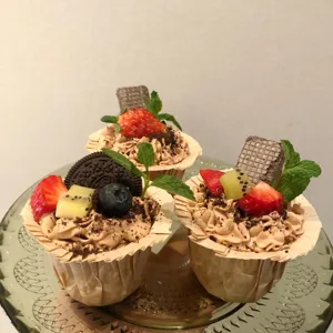 Einweg Cupcake Papierförmchen gerollter Rand Muffin Backpapier für leckere Desserts.