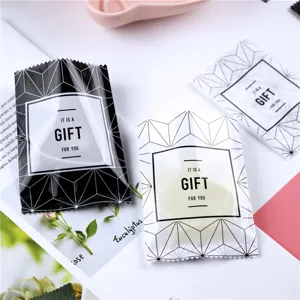 Bolsas selladas de cuadrícula en blanco y negro para galletas, pasteles y empaque de regalos.