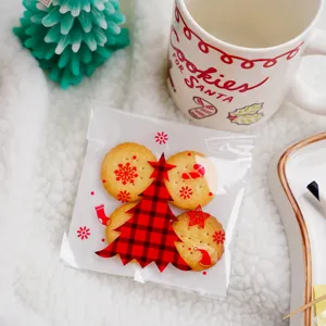 Weihnachtliche transparente Kekstüte Geschenkverpackung mit kariertem Tannenbaum Muster.