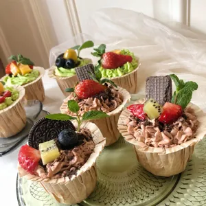 Detailansicht von Einweg Papier Cupcake Förmchen, ideal für leckeres Backen und Partys.