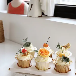 Einweg braune Tulpen Cupcake Förmchen und Backmuffin-Papierbecher für die Bäckerei Display.