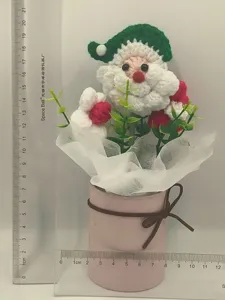 Bouquet natalizio all'uncinetto fatto a mano in vaso rosa, regalo festivo ideale.