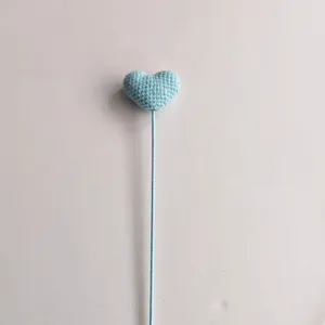 Fiore di cuore all'uncinetto azzurro fatto a mano accessorio per bouquet regalo.