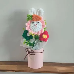 Bouquet di fiori con coniglio all'uncinetto fatto a mano vaso lana regalo vista principale
