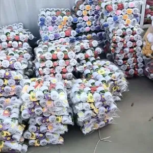 Λεπτομερής εικόνα χειροποίητων πλεκτών ανθοδεσμών κούκλας ζευγαριού σε χύδην.