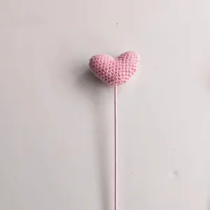 Dettaglio cuore rosa all'uncinetto fatto a mano, simpatico accessorio bouquet e decorazione.