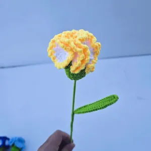 Handgefertigte Häkel-Nelke Detailansicht, künstliche Blumen Deko aus hochwertigem Garn.