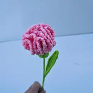 Handgefertigte gehäkelte rosa Nelke Detailansicht, ideal für Muttertag Geschenk und Raumdeko.