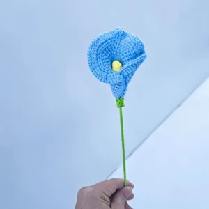 Handgemachte gehäkelte blaue Calla-Lilie Kunstblume für Heimdekoration und Tischdisplay.