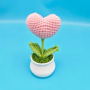 Handgemachte gehäkelte Wollherz Topfblume, süße Desktop-Dekorationsornamente für Geschenke.