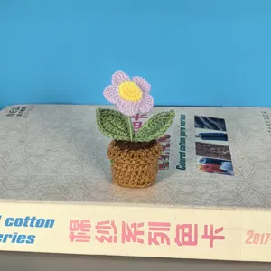 Handgemachte Häkelblume im Topf, süßes violettes Gänseblümchen für Heimdekoration Tisch.