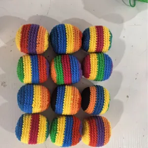 Juguete de saco de arena de hilo de ganchillo hecho a mano bola de rayas coloridas