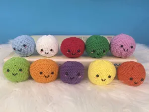 Handgemaakte gehaakte smiley anti-stressballen, kleurrijke schattige pluche speelgoedset.