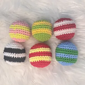 Conjunto de bolas de hilo de ganchillo hechas a mano, detalles de diseño a rayas.